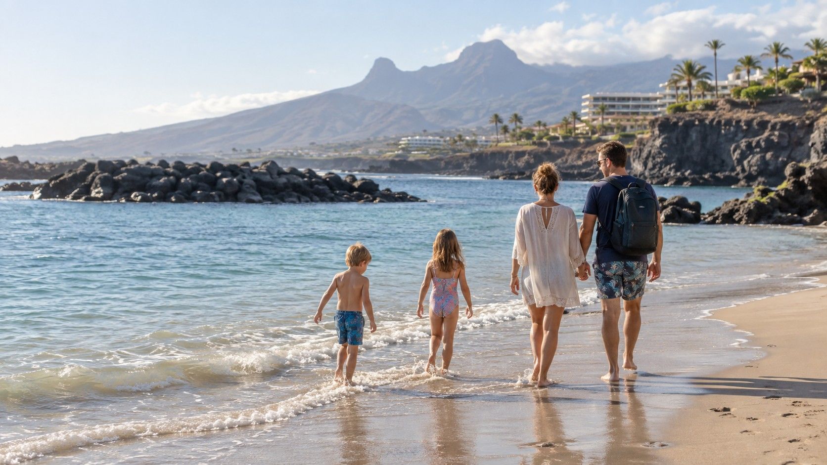 Familie an einem Strand auf Teneriffa